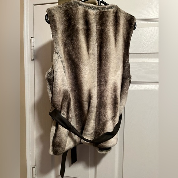 Denver Hayes Faux Fur Vest with Leather Belt - Picture 4 of 4